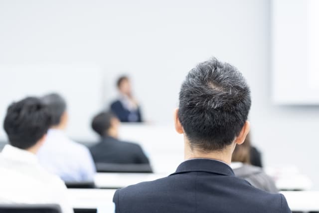 リカレント教育とは?明快に解説!企業の導入事例、生涯設計やリスキリングとの違い