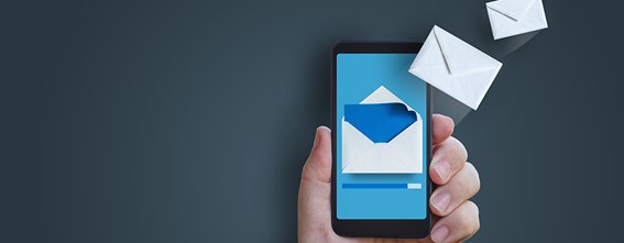 転職活動者の携帯電話に内定通知書がメールで届いている様子