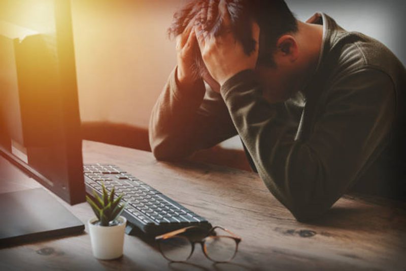 心理的安全性が低い職場で働き不安を抱えているビジネスパーソン