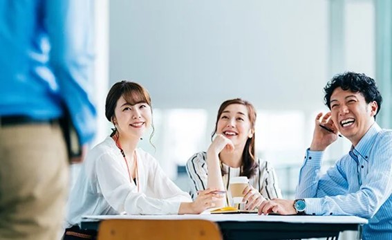 自分の主張と相手の意見を取り入れて進行されている和やかな会議の様子