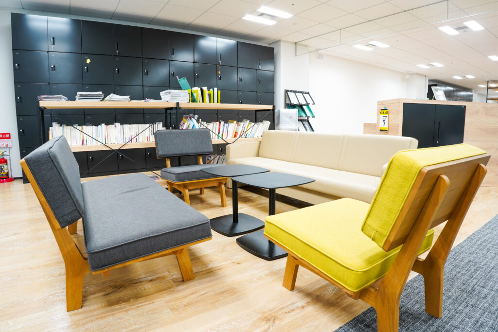 オフィス内のオープンスペースを活用した自由な空間の例