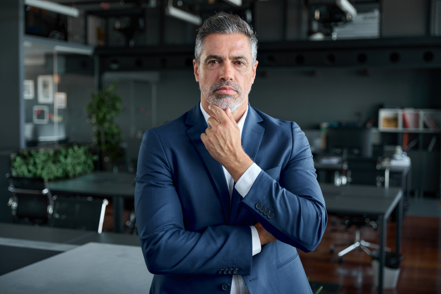 エグゼクティブサーチのメリット・デメリットを考えるビジネスパーソン